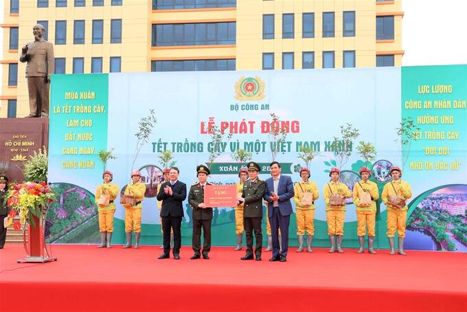 Bộ Công an trao tặng cây giống, trang phục phòng, cháy chữa cháy và trang thiết bị bảo vệ môi trường cho Công an tỉnh Nam Định