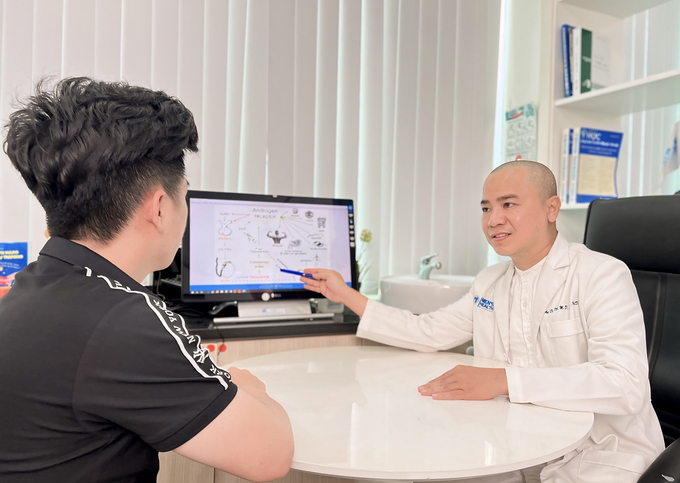 Bác sĩ Duy thăm khám cho bệnh nhân (Ảnh: NVCC)