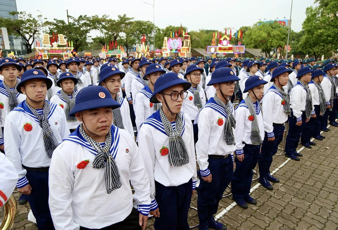 Thanh niên trước lúc lên đường nhập ngũ (Ảnh: Báo Pháp luật TP)