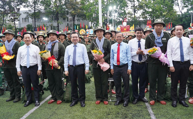 Phó Bí thư Thường trực Thành ủy Nguyễn Thanh Nghị cùng lãnh đạo TP.Thủ Đức, đơn vị giao quân chụp ảnh lưu niệm cùng các tân binh nhập ngũ (Ảnh: Báo Pháp luật TP)