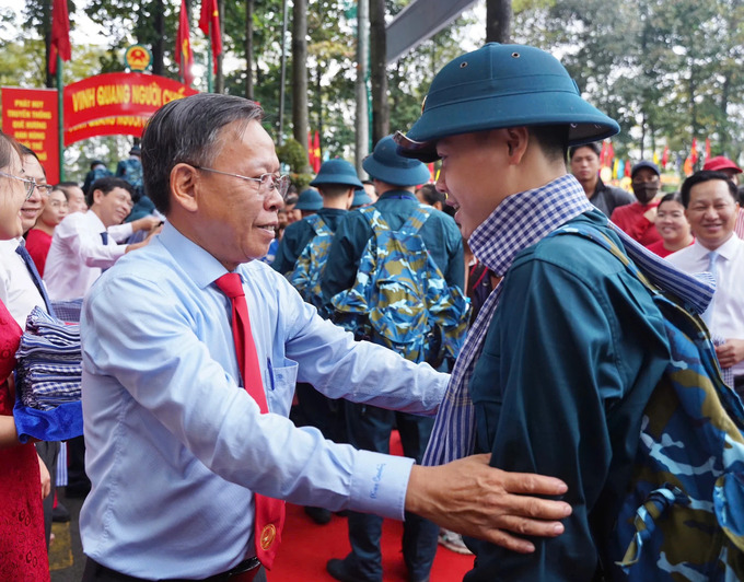 Bí thư Thành ủy TP Thủ Đức Nguyễn Hữu Hiệp trao động viên, gửi gắm tình cảm đến các chiến sĩ (Ảnh: Báo Pháp luật TP)