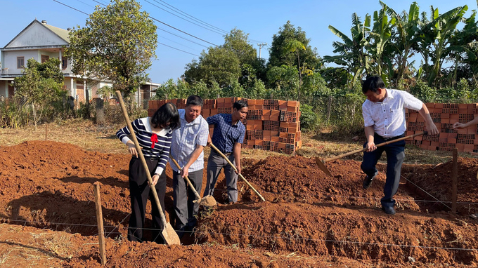 Các đại biểu khởi công xóa nhà tạm, nhà dột nát cho hộ ông Đôn, làng Ktu, xã Chư Á, TP. Pleiku (Ảnh: Duy Tín)