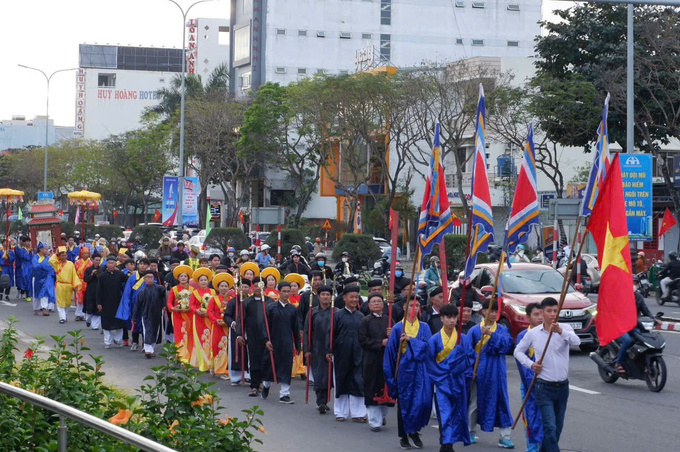 Từ sáng sớm, đông đảo người dân và du khách có mặt tại công viên biển Hà Khê để tham gia lễ hội