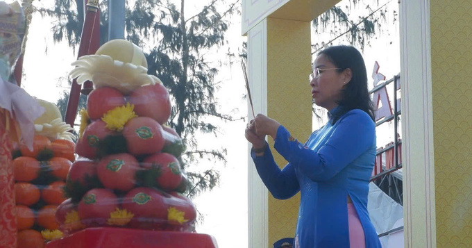 Phó Chủ tịch UBND thành phố Nguyễn Thị Anh Thi dâng hương
