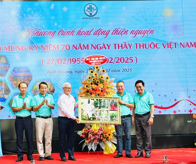 Ông Nguyễn Văn Lợi -  Bí thư Tỉnh ủy tặng hoa và quà Chúc mừng Bệnh viện Đa khoa tỉnh nhân kỷ niệm 70 năm Ngày Thầy thuốc Việt Nam 27/2