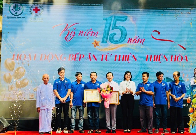 Bếp ăn Từ thiện Thiện Hoà và ông Trần Thanh Liêm - Quản lý Bếp ăn vinh dự được Chủ tịch UBND tỉnh tặng Bằng khen