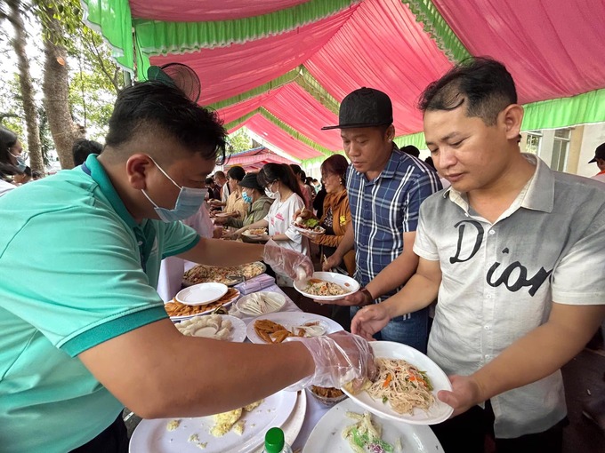 Đông đảo cán bộ, y bác sỹ, nhân viên và bệnh nhân Bệnh viện Đa khoa tỉnh tham gia các gian hàng Buffet tại chương trình