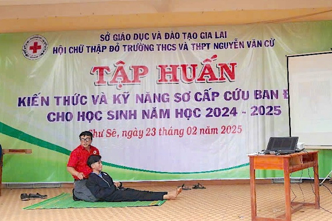 Báo cáo viên Hội Chữ thập đỏ tỉnh Gia Lai hướng dẫn kỹ năng sơ - cấp cứu ban đầu cho cho học sinh và giáo viên Trường THCS và THPT Nguyễn Văn Cừ, huyện Chư Sê (Ảnh: H.N)