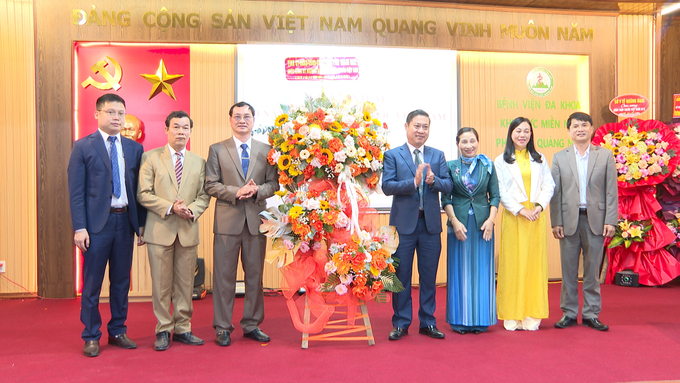 Ông Phan Thái Bình - Phó Chủ tịch Thường trực UBND tỉnh Quảng Nam tặng hoa chúc mừng các cán bộ, y, bác sĩ Bệnh viện Đa khoa khu vực miền núi phía Bắc Quảng Nam.