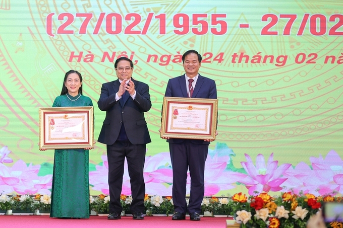Thủ tướng trao Huân chương Lao động hạng Ba cho PGS.TS Đào Xuân Cơ - Bí thư Đảng uỷ, Giám đốc Bệnh viện và TS Nguyễn Thị Mai Ngọc - Bác sĩ Viện Tim mạch Bệnh viện