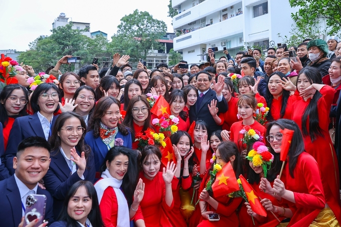 Thủ tướng Phạm Minh Chính và cán bộ, bác sĩ, sinh viên y khoa đang làm việc, học tập tại Bệnh viện Bạch Mai