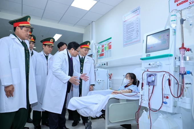 Thủ tướng thăm bệnh nhân tại Bệnh viện Quân y 103