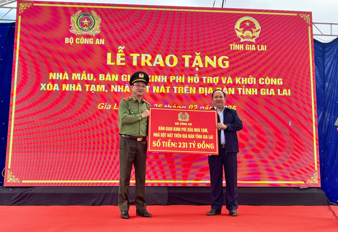 Thay mặt Bộ Công an, Trung tướng Phạm Thế Tùng - Thứ trưởng Bộ Công an trao 231 tỉ đồng (do cán bộ, chiến sĩ toàn lực lượng công an ủng hộ) hỗ trợ tỉnh Gia Lai thực hiện Chương trình xóa nhà tạm, nhà dột nát (Ảnh: Minh Phương)