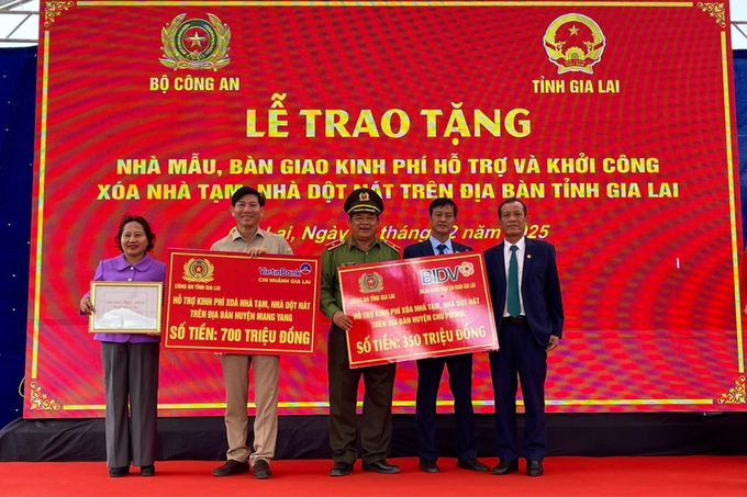 Đại diện Thường trực HĐND tỉnh, Ngân hàng BIDV Nam Gia Lai và Ngân hàng Viettinbak - Chi nhánh tỉnh Gia Lai hỗ trợ kinh phí nhằm chung tay giúp huyện Mang Yang xóa nhà tạm, nhà dột nát (Ảnh: Minh Phương)