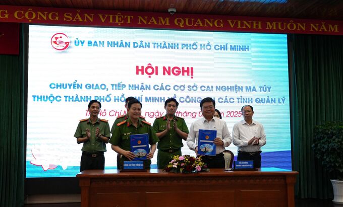 Lãnh đạo Sở Lao động - Thương binh và Xã hội TP. HCM và Công an tỉnh Đồng Nai ký kết văn bản chuyển giao chức năng quản lý nhà nước về cai nghiện ma túy và quản lý sau cai nghiện ma túy, các cơ sở cai nghiện ma túy trực thuộc Sở Lao động - Thương binh và Xã hội sang Công an các tỉnh, thành phố quản lý