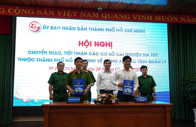 Lãnh đạo Lực lượng Thanh niên xung phong Thành phố và Công an tỉnh Lâm Đồng ký kết văn bản chuyển giao chức năng quản lý nhà nước về cai nghiện ma túy và quản lý sau cai nghiện ma túy, các cơ sở cai nghiện ma túy trực thuộc Sở Lao động - Thương binh và Xã hội TP. HCM sang Công an các tỉnh, thành phố quản lý