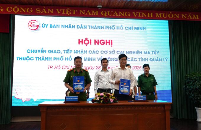 Lãnh đạo Lực lượng Thanh niên xung phong Thành phố và Công an tỉnh Đăk Nông ký kết văn bản chuyển giao chức năng quản lý nhà nước về cai nghiện ma túy và quản lý sau cai nghiện ma túy, các cơ sở cai nghiện ma túy trực thuộc Sở Lao động - Thương binh và Xã hội sang Công an các tỉnh, thành phố quản lý