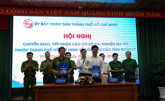 Lãnh đạo Lực lượng Thanh niên xung phong Thành phố và Công an tỉnh Bình Dương ký kết văn bản chuyển giao chức năng quản lý nhà nước về cai nghiện ma túy và quản lý sau cai nghiện ma túy, các cơ sở cai nghiện ma túy trực thuộc Sở Lao động - Thương binh và Xã hội sang Công an các tỉnh, thành phố quản lý