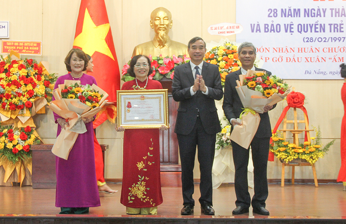 Chủ tịch UBND thành phố Lê Trung Chinh trao Huân chương lao động hạng Nhất của Chủ tịch nước trao tặng cho Hội Từ thiện và Bảo vệ quyền trẻ em thành phố