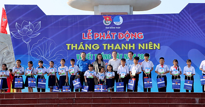 Bí thư Tỉnh đoàn Huỳnh Minh Thức thực hiện nghi thức thắp đuốc và phất cờ lệnh chính thức phát động Tháng Thanh niên năm 2025