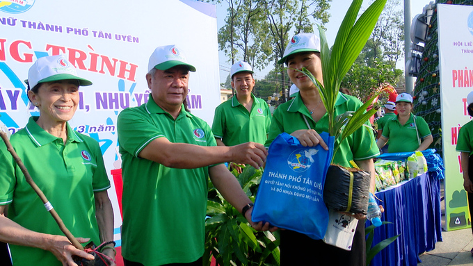 Chương trình đã trao tặng 150 phần quà bao gồm nước mắm, dầu ăn, đường, hạt nêm cùng 150 cây xanh và 500 túi vải