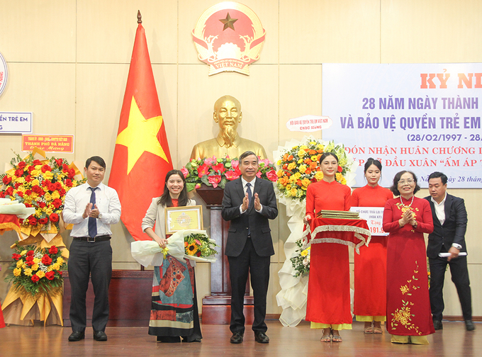 Lãnh đạo thành phố trao bảng ghi nhận tấm lòng vàng và hoa cho các mạnh thường quân