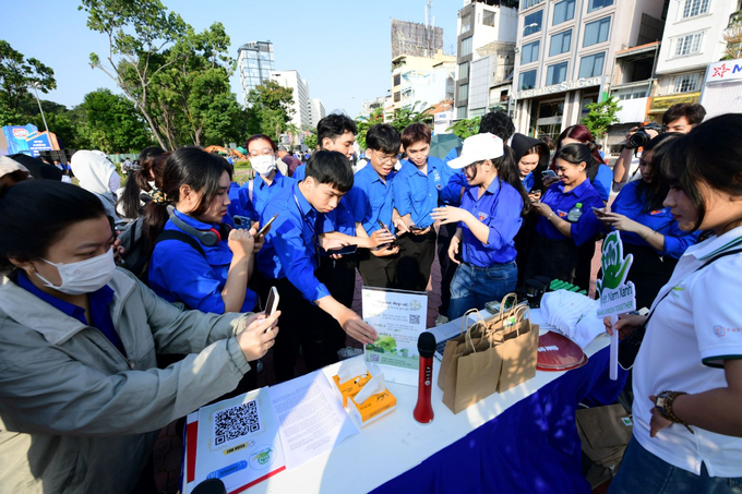 Đông đảo các bạn trẻ tham gia các trò chơi tại khu vực trưng bày Việt Nam Xanh (Ảnh Quang Định)