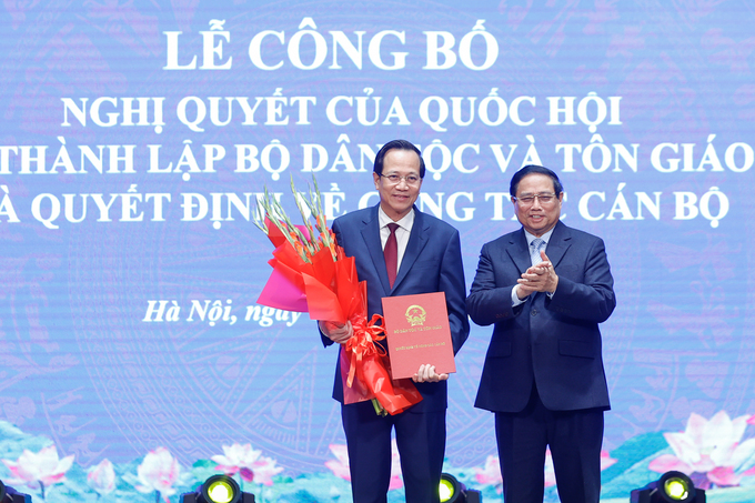 Thủ tướng trao Quyết định bổ nhiệm Bộ trưởng Bộ Dân tộc và Tôn giáo đối với đồng chí Đào Ngọc Dung