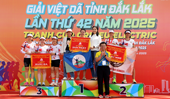 Ban Tổ chức trao giải nội dung đồng đội nữ phong trào