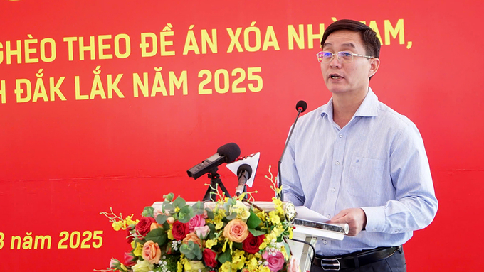 ÔngNguyễn Đình Trung - Uỷ viên Ban chấp hành Trung ương Đảng, Bí thư Tỉnh ủy phát biểu tại buổi lễ