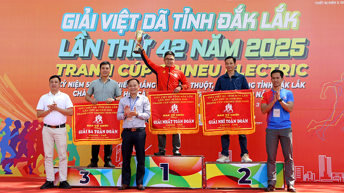 Ban Tổ chức trao giải toàn đoàn chính – trẻ