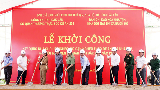 Các đại biểu cùng đại diện gia đình thực hiện nghi thức khởi công xây dựng ngôi nhà mới