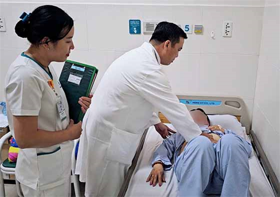 Bác sĩ thăm khám cho bệnh nhân