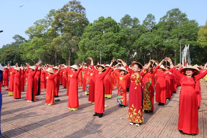 Hội viên phụ nữ thành phố đồng diễn áo dài trên nền ca khúc “Cánh chim phượng hoàng”