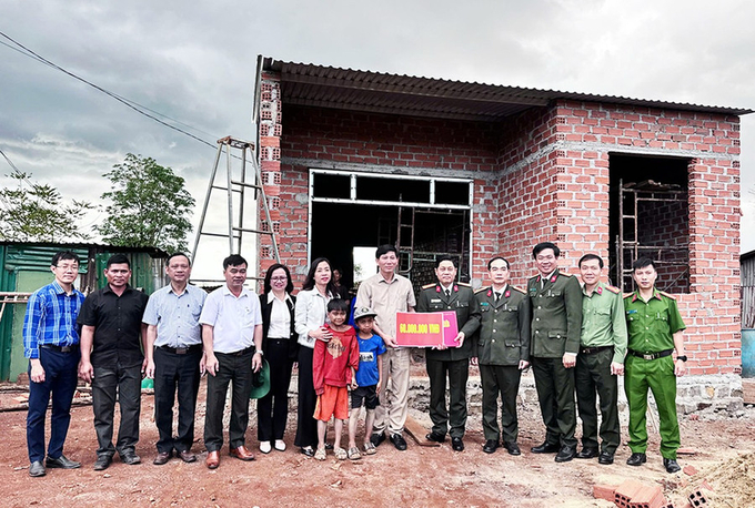 Xã Đăk Djrăng (huyện Mang Yang) tiếp nhận kinh phí xây dựng nhà cho hộ nghèo theo chương trình xóa nhà tạm, nhà dột nát từ nguồn hỗ trợ của Bộ Công an (Ảnh: T.N)