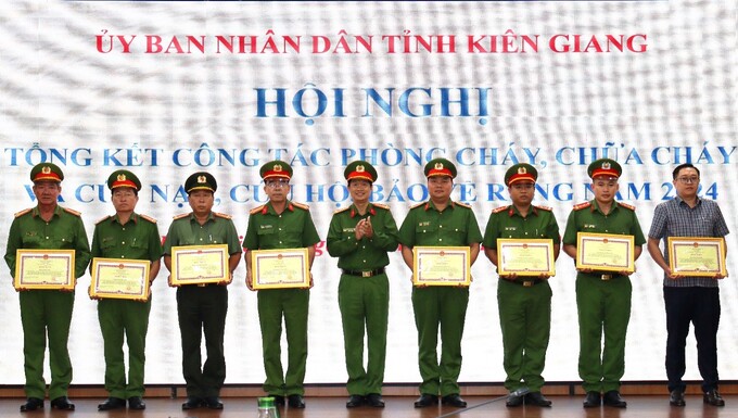 Đại tá Nguyễn Nhật Trường - Phó Giám đốc Công an tỉnh trao bằng khen của Chủ tịch UBND tỉnh cho cá nhân, đã có thành tích xuất sắc trong phong trào toàn dân tham gia phòng cháy chữa cháy và cứu nạn, cứu hộ, bảo vệ rừng năm 2024