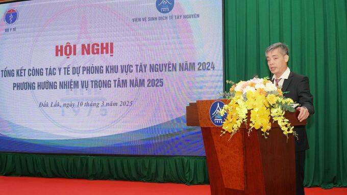 TS.BS Viên Chinh Chiến – Viện Trưởng Viện Vệ sinh dịch tễ Tây Nguyên phát biểu tại hội nghị (ảnh: Quang Nhật)