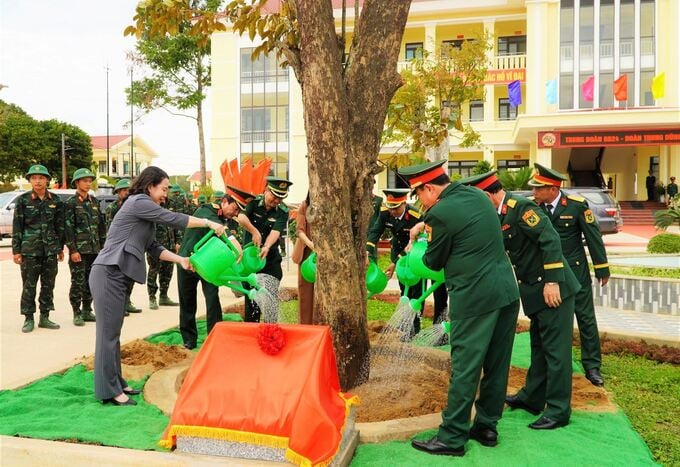 Phó Chủ tịch nước đã trao quà và trồng cây lưu niệm tại Trung đoàn 24, Sư đoàn 10