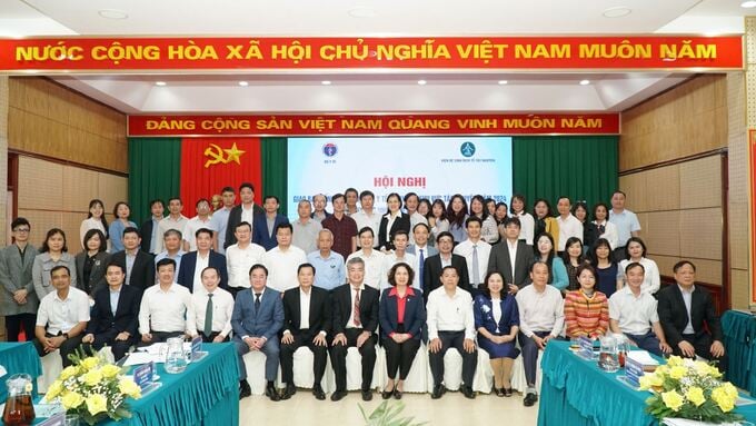 Các đại biểu tham dự hội nghị cùng chụp hình lưu niệm (ảnh: Quang Nhật)