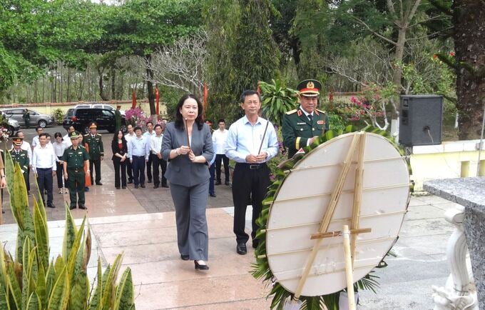 Phó Chủ tịch nước Võ Thị Ánh Xuân cùng đoàn công tác đã đến dâng hương tưởng nhớ các anh hùng liệt sĩ