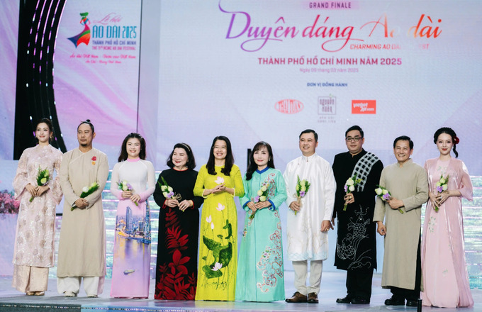 Ban giám khảo cuộc thi Duyên dáng Áo dài TP. HCM (Ảnh: Thanh Hiệp/Báo Tuổi Trẻ)