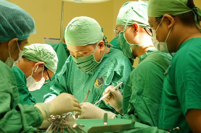 Các bac sĩ phẫu thuật cấp cứu để kiểm soát tổn thương cho bệnh nhân (Ảnh: BVCC)