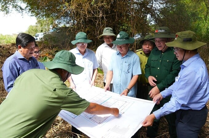 í thư Tỉnh ủy Nguyễn Hồ Hải (thứ 3 từ trái sang) cùng Phó Bí thư Tỉnh ủy, Chủ tịch UBND tỉnh Phạm Thành Ngại (thứ 2 từ phải sang) kiểm tra thực tế tại Vườn quốc gia U Minh Hạ