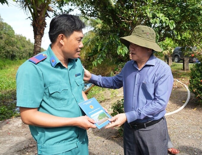 Phó Chủ tịch UBND tỉnh Lê Văn Sử (bên phải) tặng quà động viên lực lượng PCCCR thuộc Đội Quản lý bảo vệ rừng Kênh Đứng (Vườn Quốc gia U Minh Hạ)