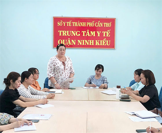 Bà Nguyễn Thu Hằng, Phó Giám đốc Trung tâm Y tế quận Ninh Kiều phát biểu chỉ đạo (Ảnh: Văn Toàn)