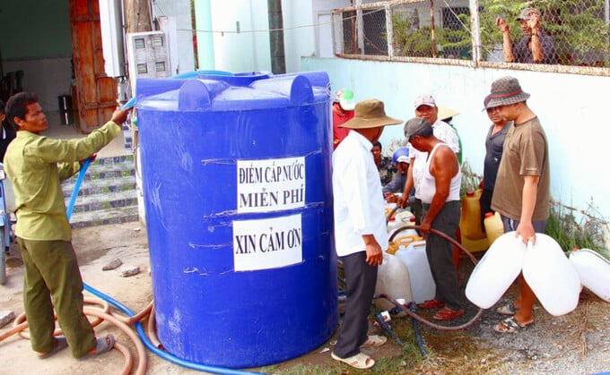 Một điểm cấp nước miễn phí cho người dân ở vùng thiếu nước huyện Cần Giuộc trong mùa khô năm 2024