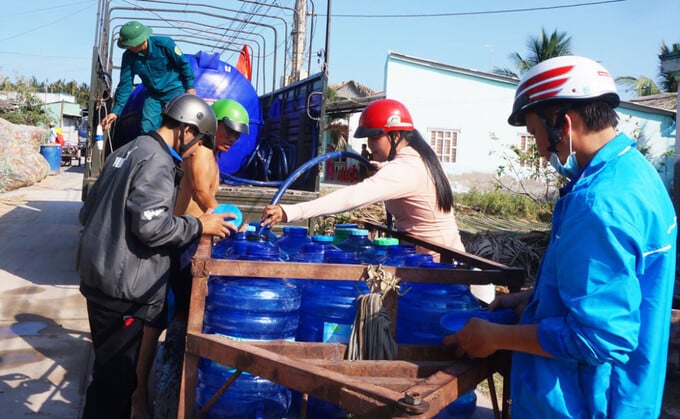 Mùa khô năm 2024, lực lượng vũ trang tỉnh huy động xe chở nước đến cấp cho người dân thiếu nước ở huyện Cần Giuộc