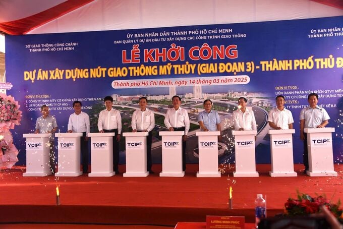 Lãnh đạo thực hiện nghi thức khởi công