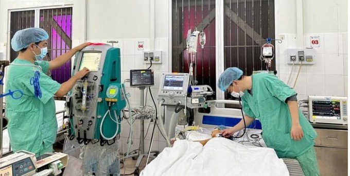 Các bác sĩ Bệnh viện Trung ương Huế sử dụng kỹ thuật oxy hóa máu qua màng ngoài cơ thể, đặt máy tạo nhịp vĩnh viễn để cứu sống bệnh nhi N.N.A.N (Ảnh: VTC)