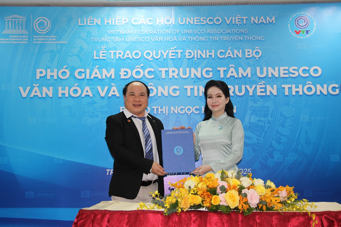 Ông Phạm Đình Vương trao quyết định bổ nhiệm cho bà Võ Thị Ngọc Huyền